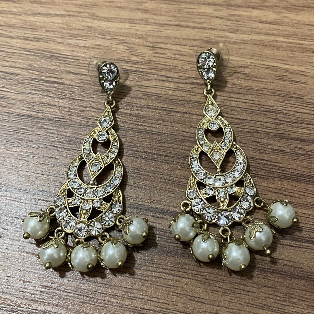 Costume Jewelry- Gold/Pearl Earrings
